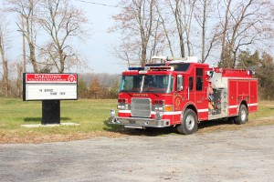 16-1 Pierce Enforcer (2001) Truck in front of Sign